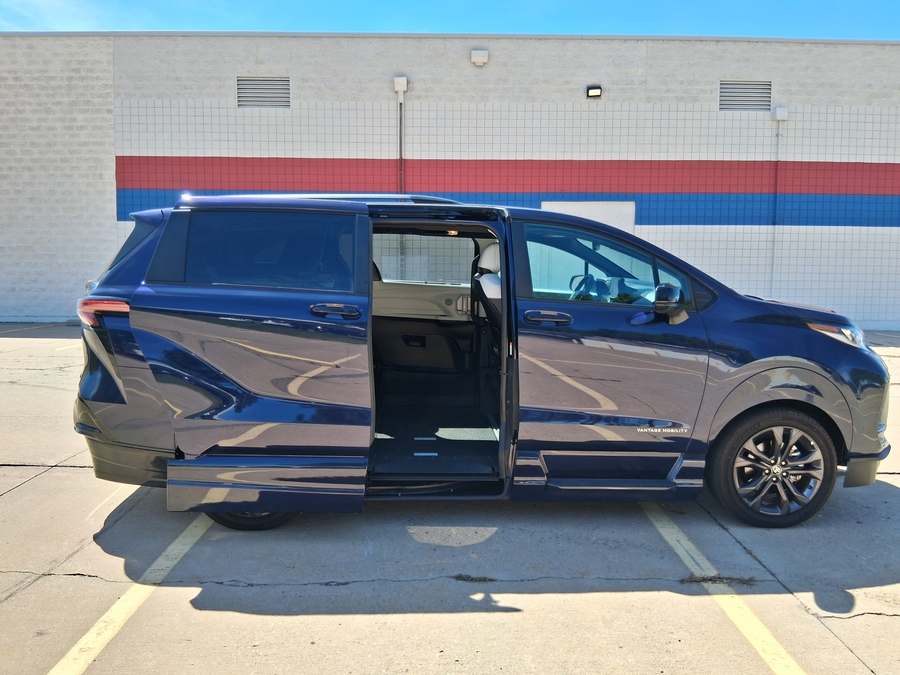 Blue Toyota Sienna image number 5
