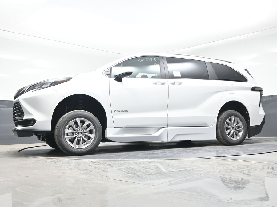 New 2026 Toyota Sienna Hybrid XLE Base - BraunAbility Side Entry In Floor Automatic Ramp