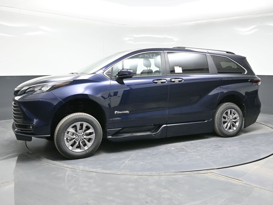 New 2026 Toyota Sienna Hybrid XLE Base - BraunAbility Side Entry Entry Fold Out Automatic Ramp