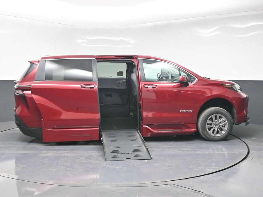 New 2025 Toyota Sienna Hybrid XLE Base - BraunAbility Side Entry Entry Fold Out Automatic Ramp
