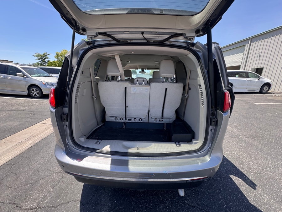 Silver Chrysler Pacifica image number 7