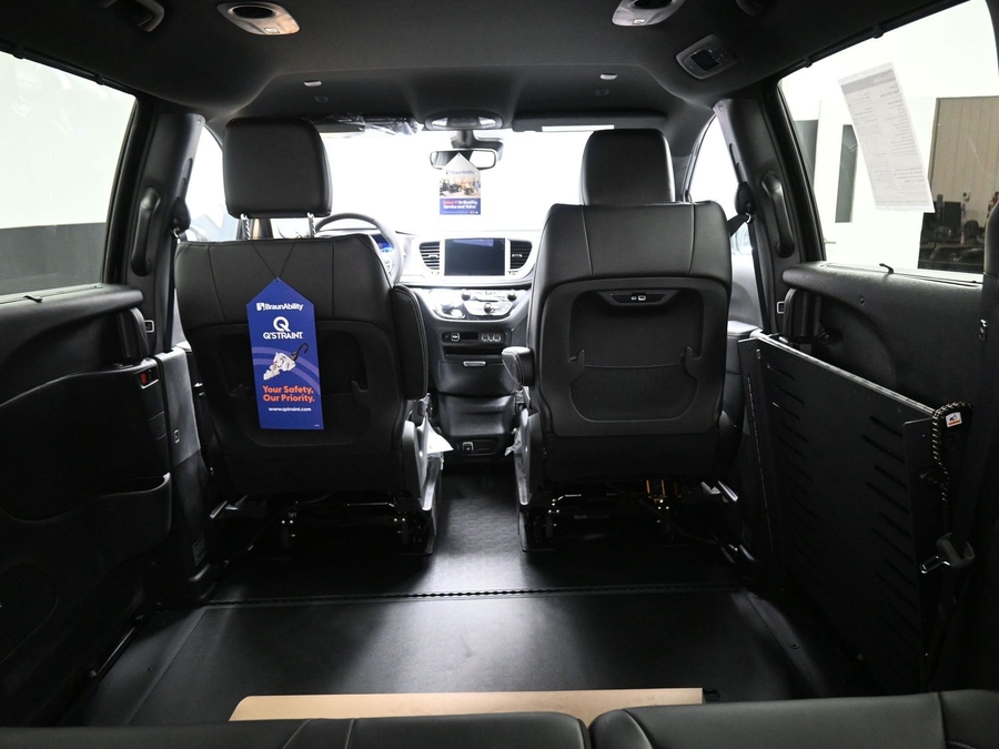 Black Chrysler Pacifica image number 14