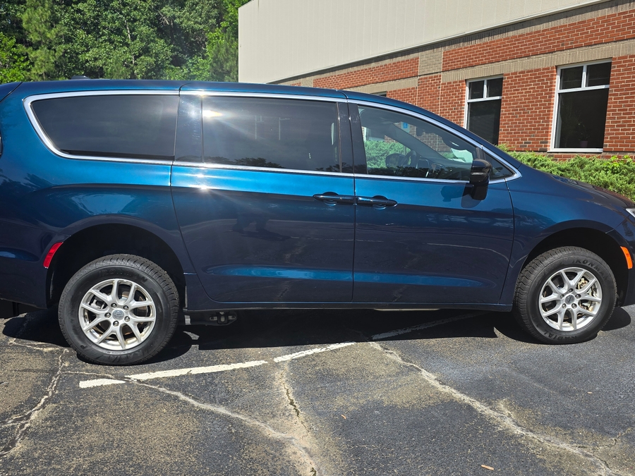 Blue Chrysler Pacifica image number 7