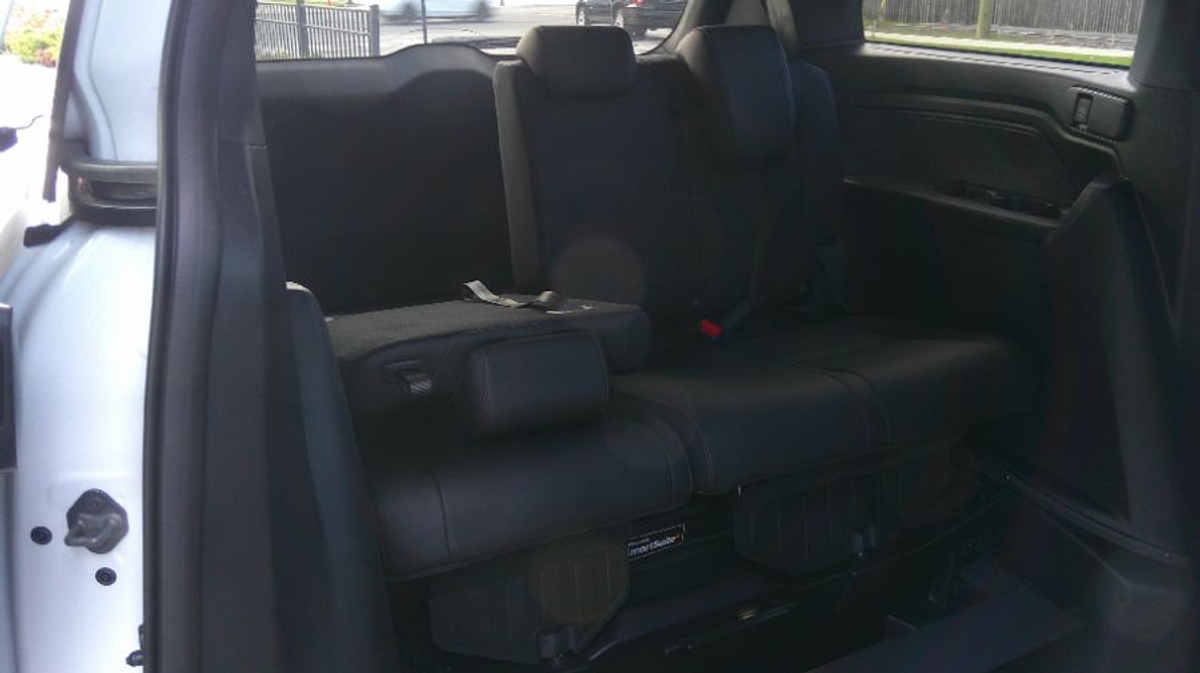 White Honda Odyssey image number 9