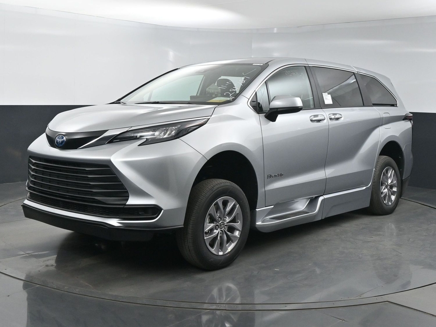 New 2025 Toyota Sienna Hybrid LE - BraunAbility Side Entry Entry Fold Out Automatic Ramp