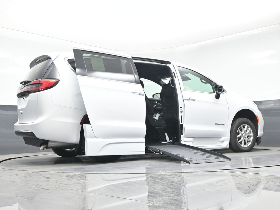 New 2026 Chrysler Pacifica Select Safety - BraunAbility Side Entry Entry Fold Out Automatic Ramp