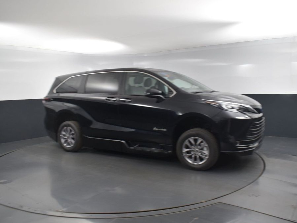 Black Toyota Sienna image number 16