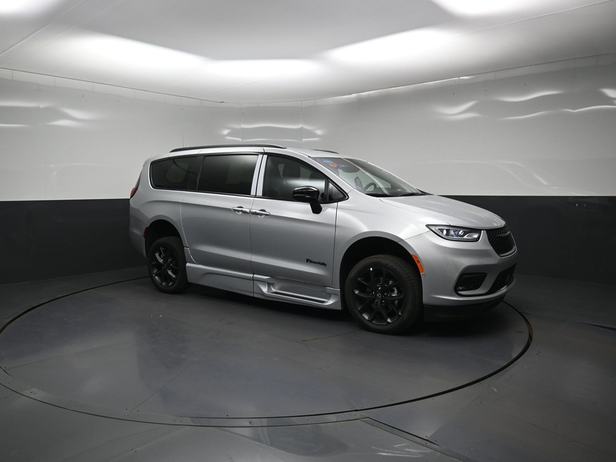 New 2026 Chrysler Pacifica Select Sport - BraunAbility Side Entry Fold Out Automatic Ramp