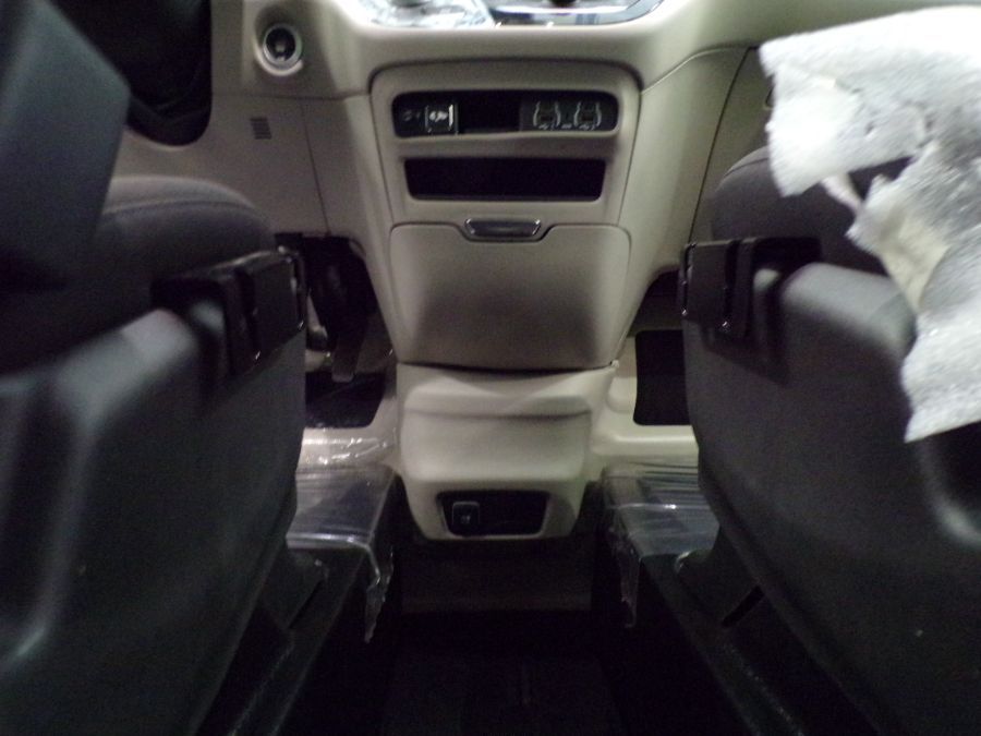 Black Chrysler Voyager image number 18