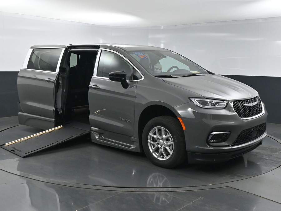 New 2025 Chrysler Pacifica Select Safety - BraunAbility Side Entry Entry In Floor Automatic Ramp