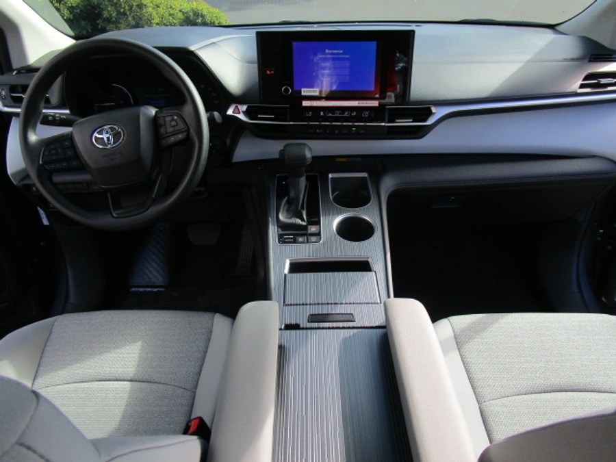 New 2025 Toyota Sienna Hybrid LE - Vantage Mobility Commercial Rear Entry Entry Fold Out Manual Ramp