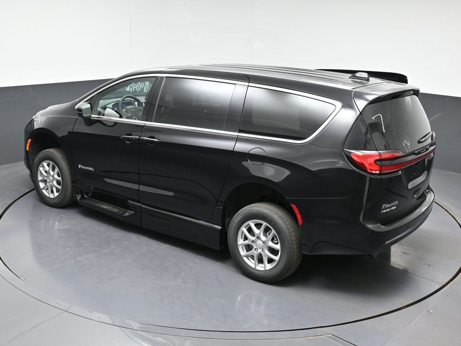Black Chrysler Pacifica image number 22