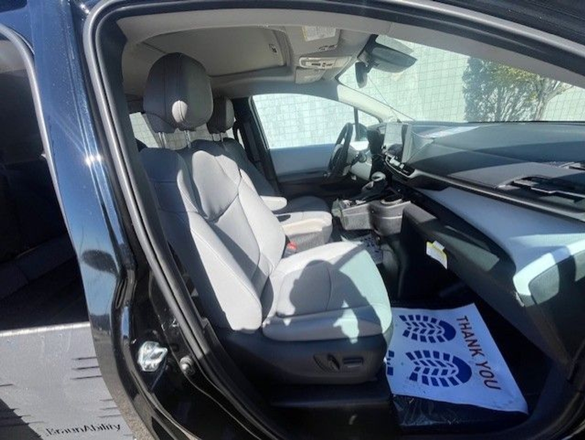 2025 TOYOTA SIENNA - Image 10