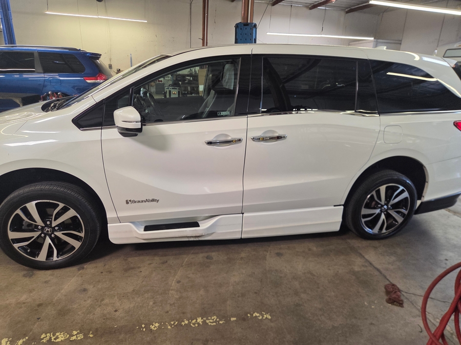 Used 2019 Honda Odyssey Elite - BraunAbility Side Entry In Floor Automatic Ramp
