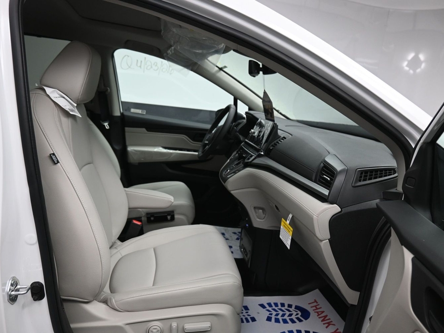White Honda Odyssey image number 8