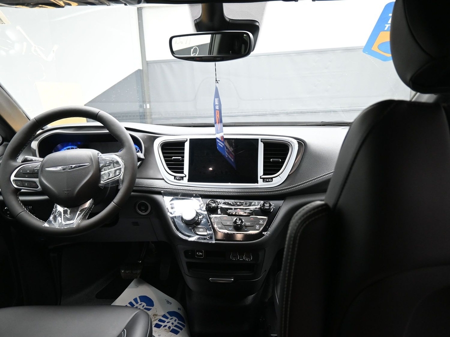 New 2025 Chrysler Pacifica Select Safety - BraunAbility Side Entry Entry Fold Out Automatic Ramp