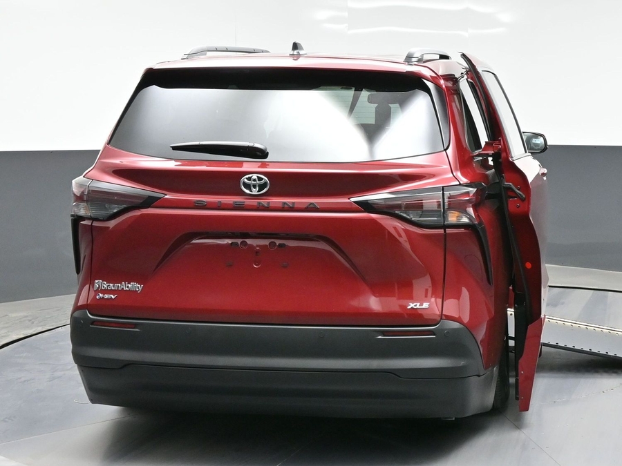 New 2026 Toyota Sienna Hybrid XLE Base - BraunAbility Side Entry In Floor Automatic Ramp