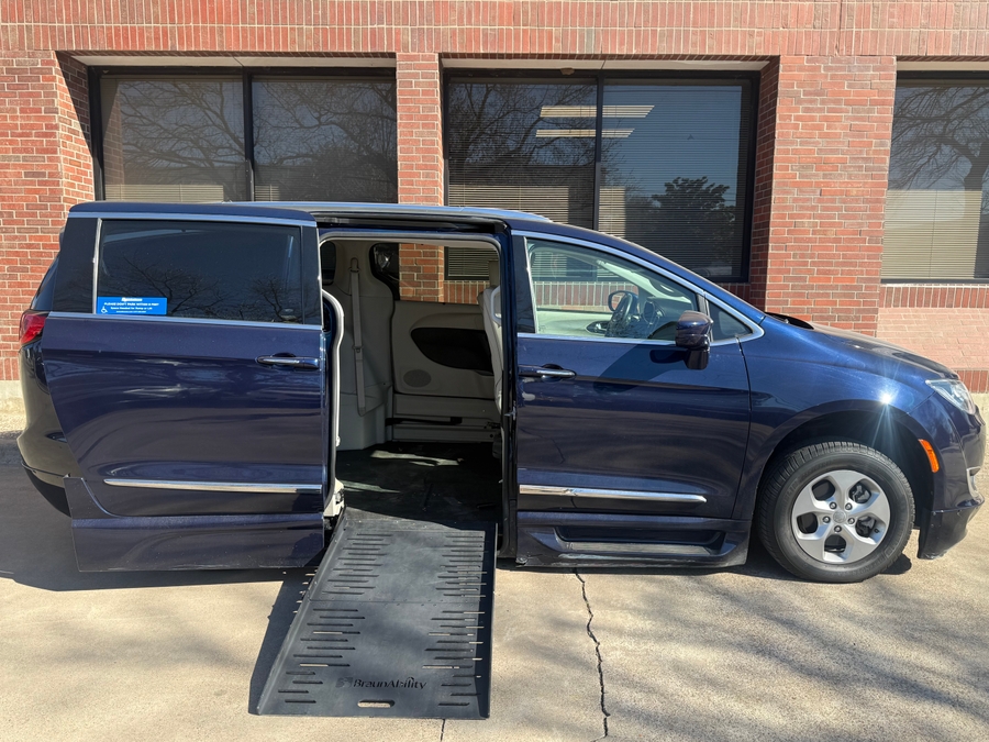Used 2017 Chrysler Pacifica Touring-L Plus - BraunAbility Side Entry Entry Fold Out Automatic Ramp