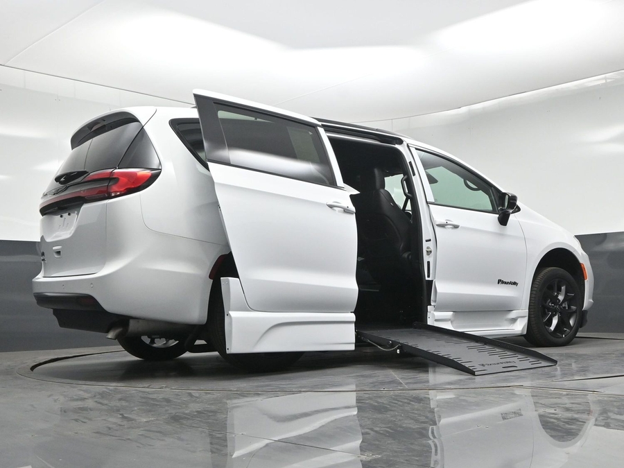 New 2026 Chrysler Pacifica Select Sport - BraunAbility Side Entry Fold Out Automatic Ramp