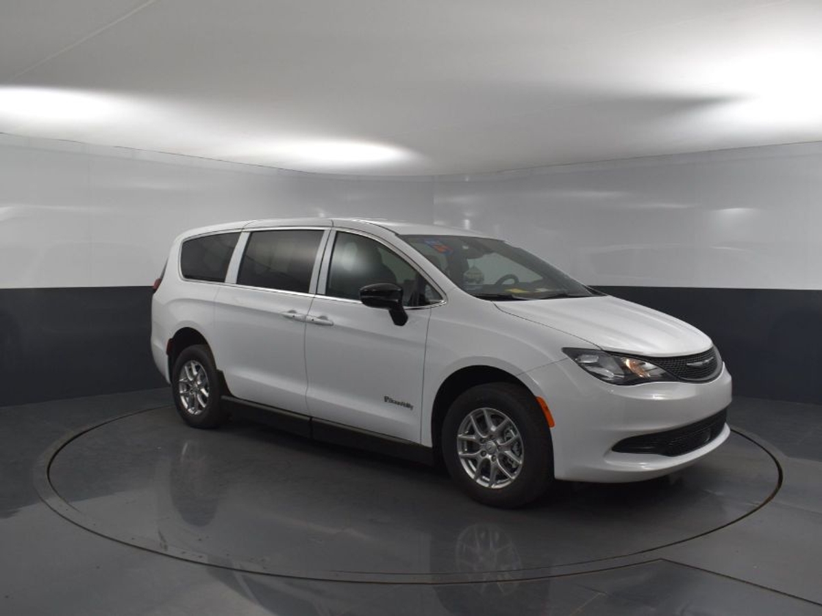 2025 CHRYSLER VOYAGER - Image 17