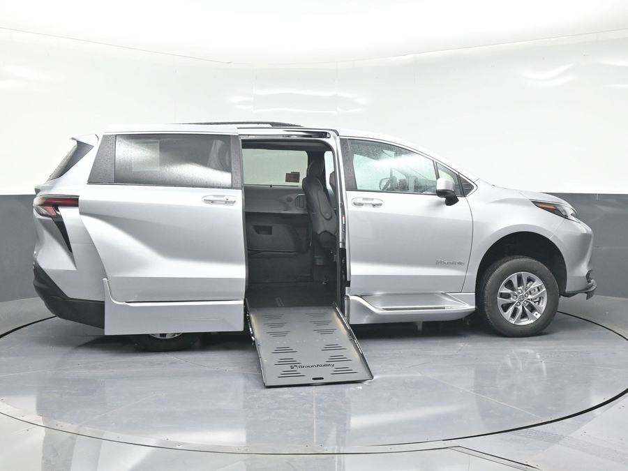 New 2025 Toyota Sienna Hybrid XLE Plus - BraunAbility Side Entry Entry Fold Out Automatic Ramp