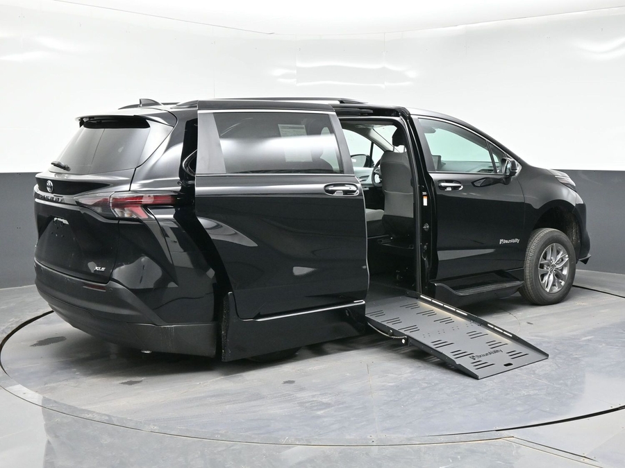 New 2026 Toyota Sienna Hybrid XLE Add - BraunAbility Side Entry Fold Out Automatic Ramp