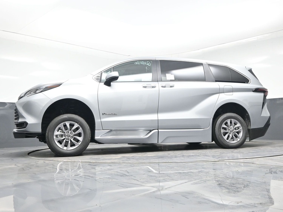 New 2025 Toyota Sienna Hybrid XLE Base - BraunAbility Side Entry Entry Fold Out Automatic Ramp