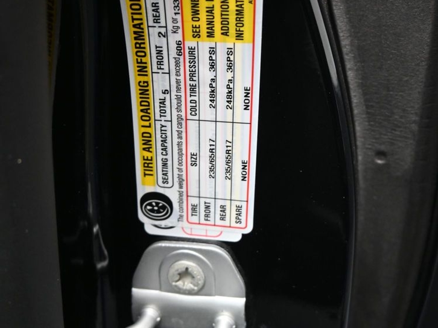 Black Chrysler Pacifica image number 12