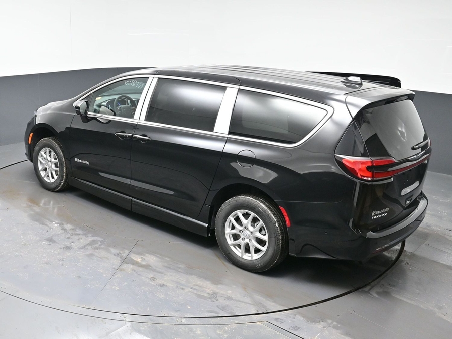 Black Chrysler Pacifica image number 24