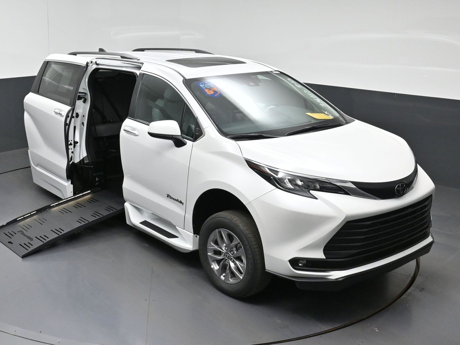 New 2026 Toyota Sienna Hybrid XLE Base - BraunAbility Side Entry Fold Out Automatic Ramp
