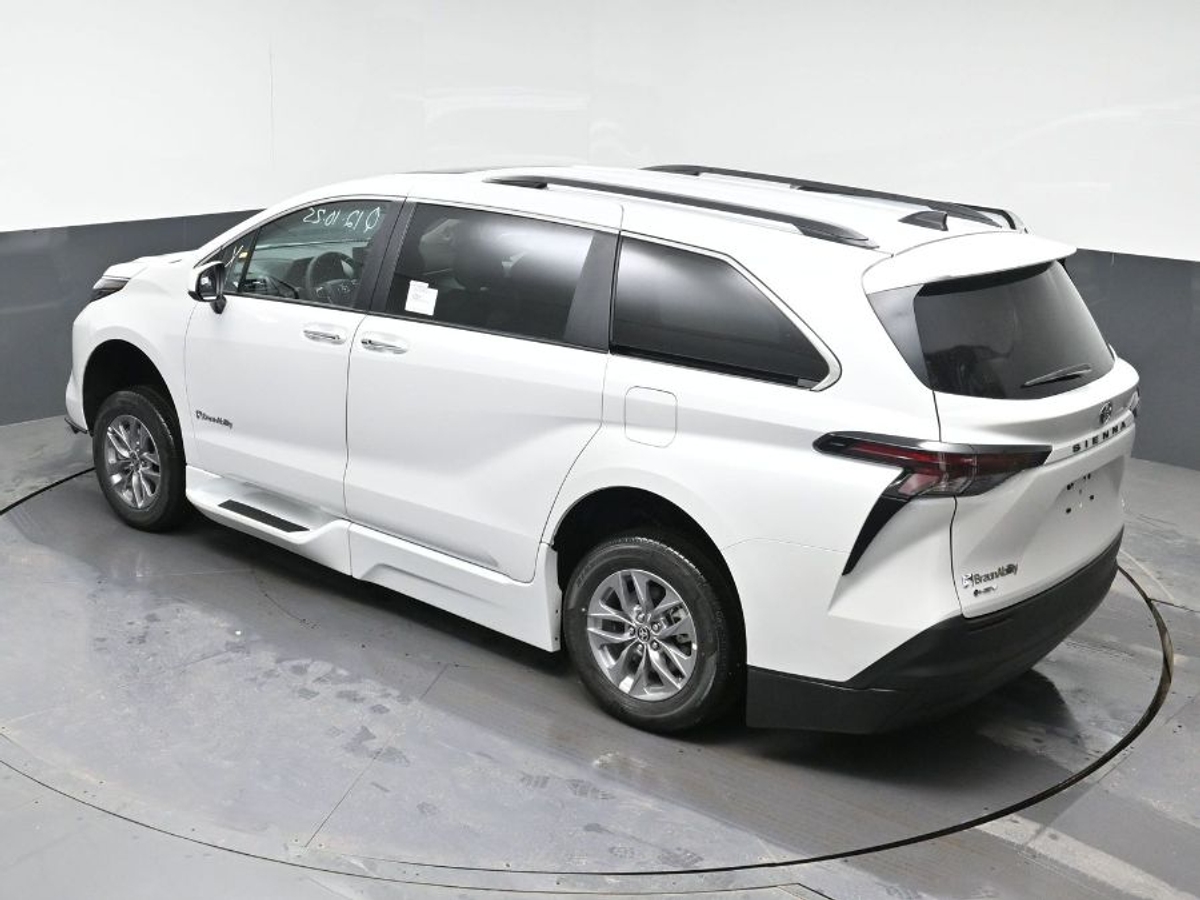 2025 TOYOTA SIENNA - Image 8