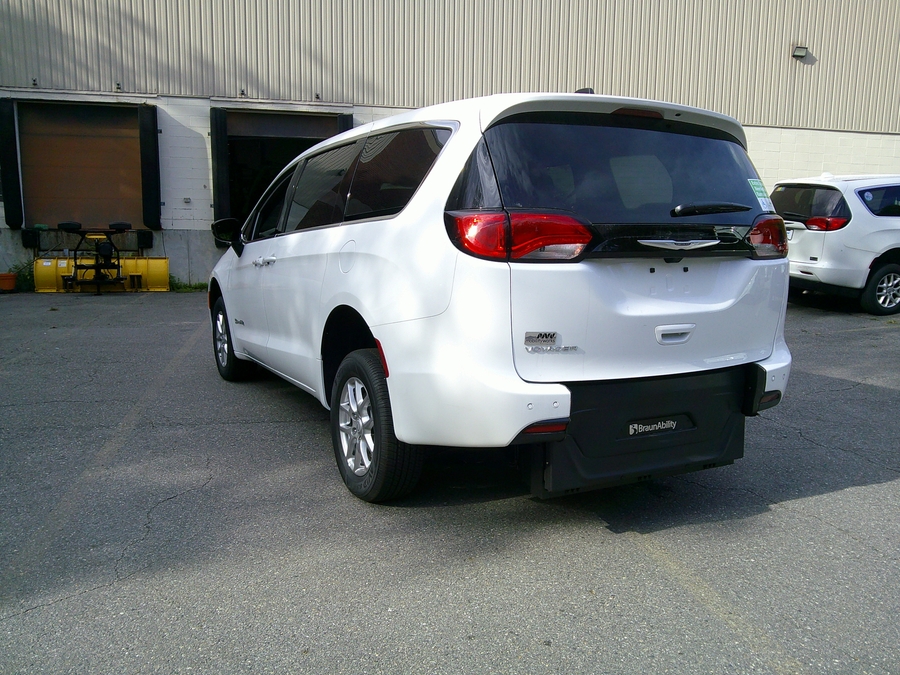 White Chrysler Voyager image number 6