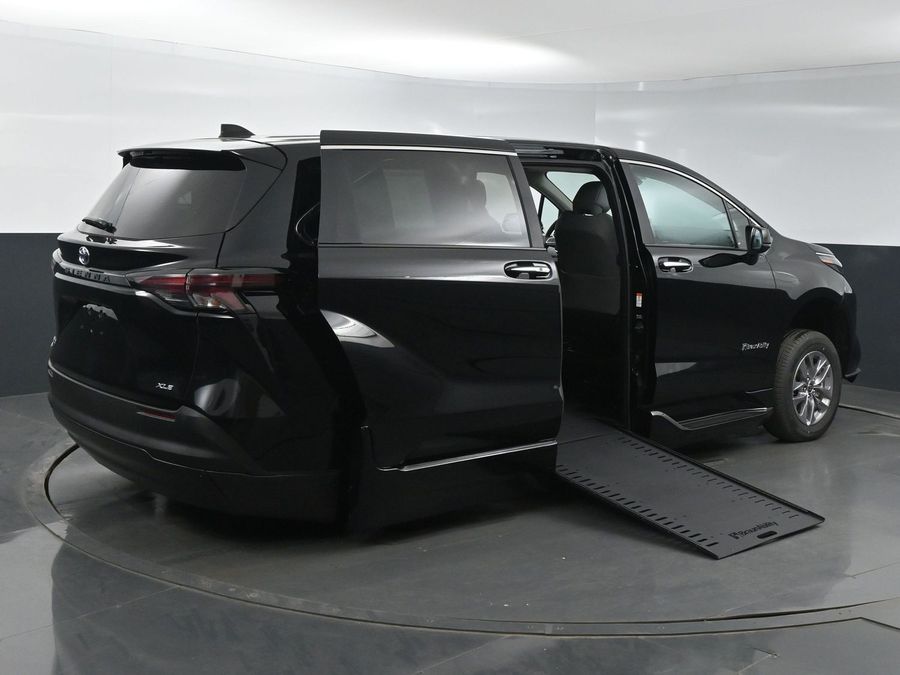 New 2025 Toyota Sienna Hybrid XLE Base - BraunAbility Side Entry Entry In Floor Automatic Ramp