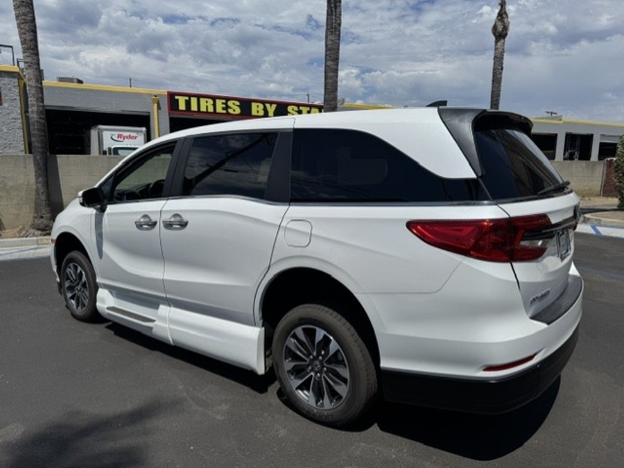 White Honda Odyssey image number 8