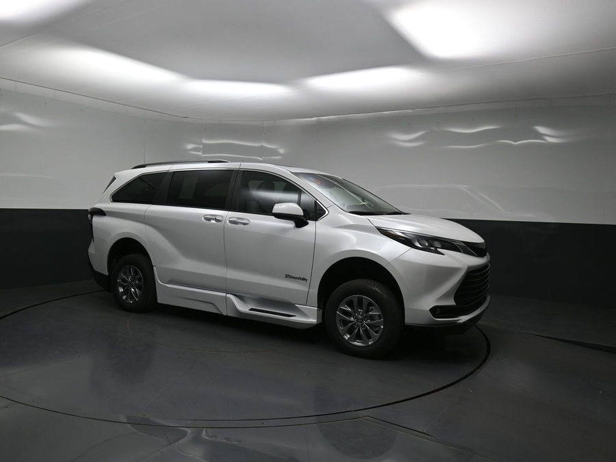 White Toyota Sienna image number 32