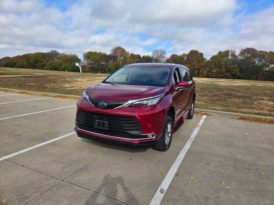 Used 2022 Toyota Sienna Hybrid XLE Base - BraunAbility Side Entry Entry Fold Out Automatic Ramp