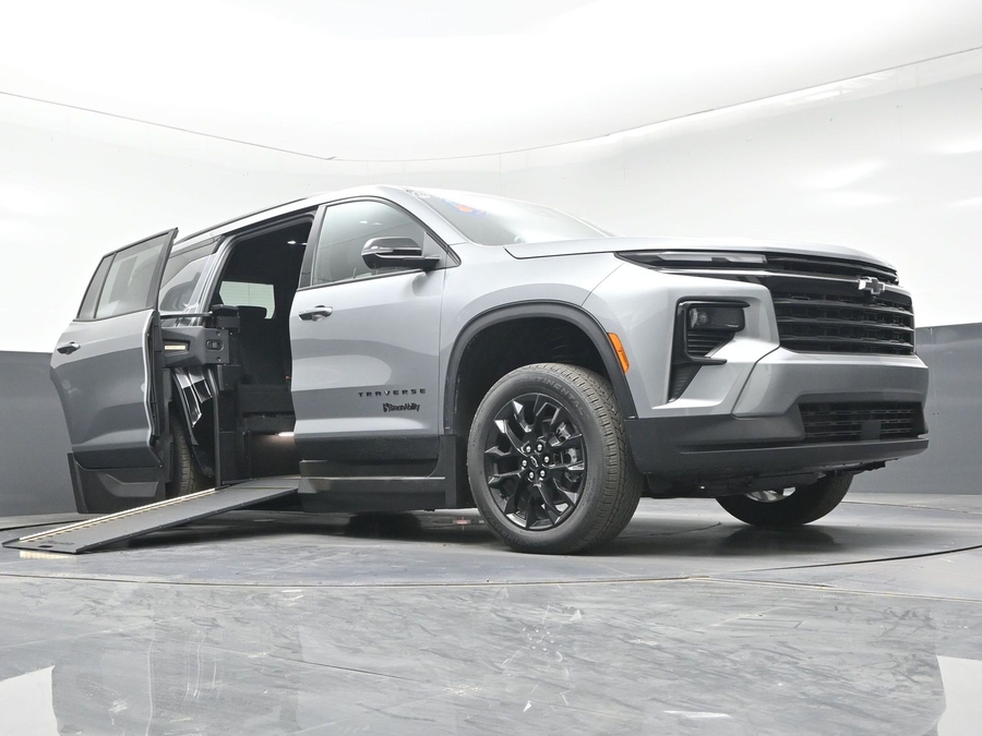 New 2026 Chevrolet Traverse 1LT Midnight - BraunAbility Side Entry Entry In Floor Automatic Ramp