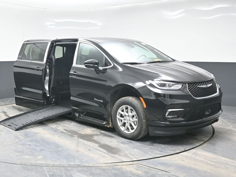 Black Chrysler Pacifica image number 15