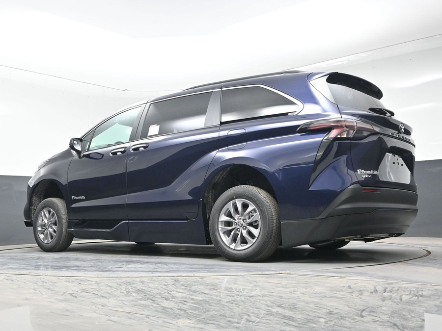 Blue Toyota Sienna image number 17