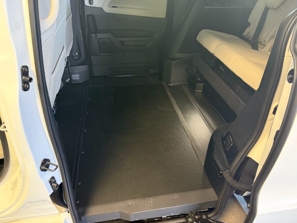 White Honda Odyssey image number 16