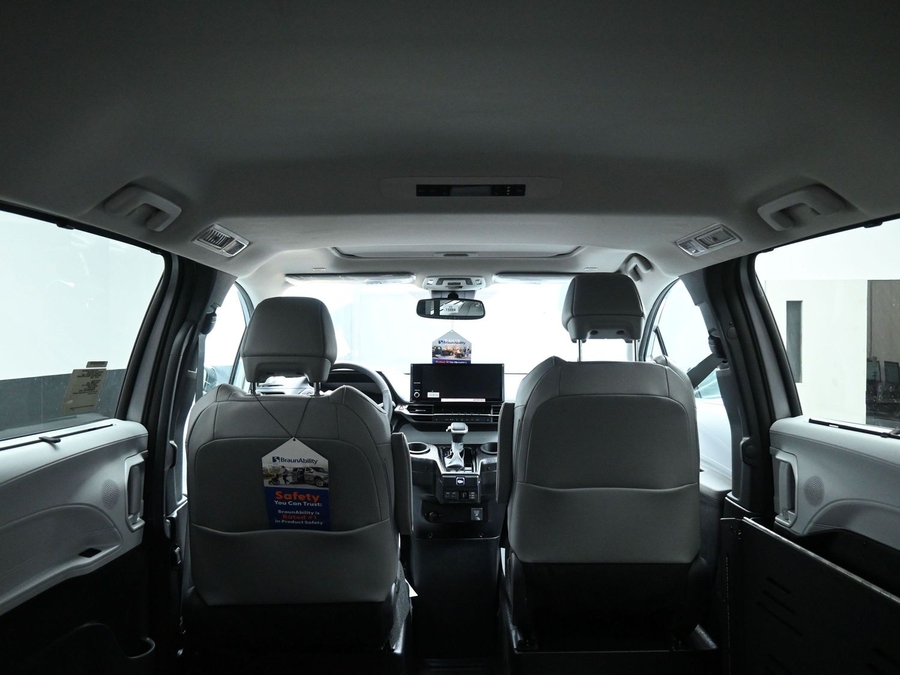 New 2025 Toyota Sienna Hybrid XLE Plus - BraunAbility Side Entry Entry Fold Out Automatic Ramp