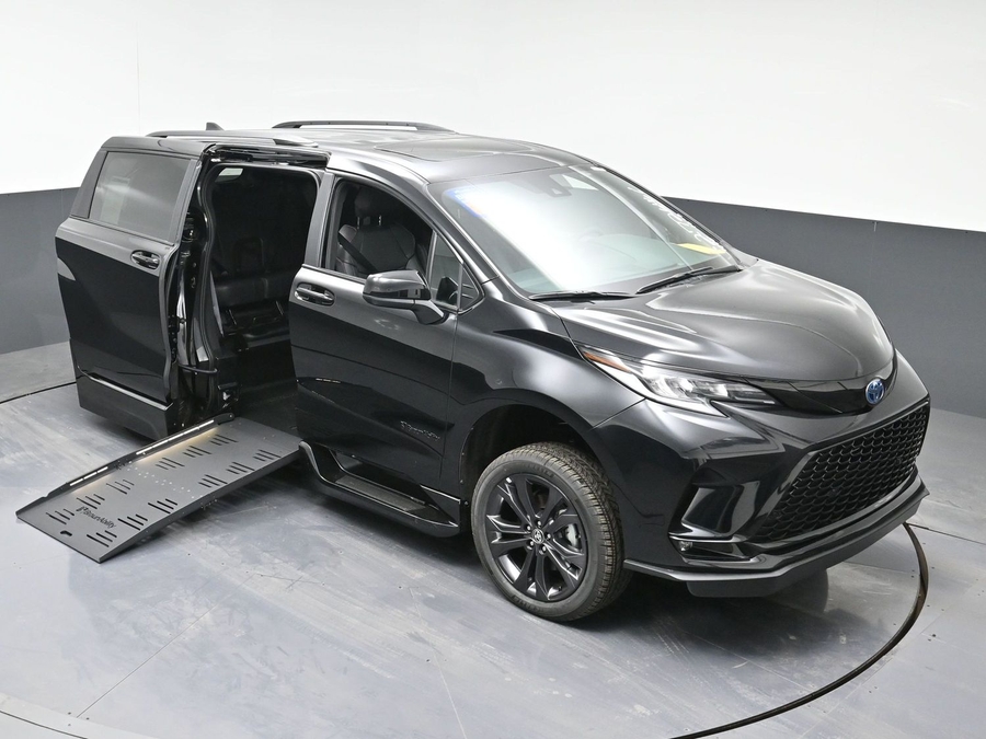 New 2025 Toyota Sienna Hybrid XSE Sport - BraunAbility Side Entry Entry Fold Out Automatic Ramp