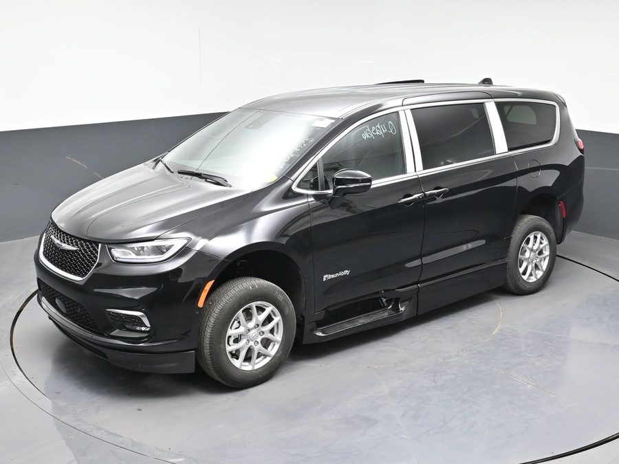 Black Chrysler Pacifica image number 20