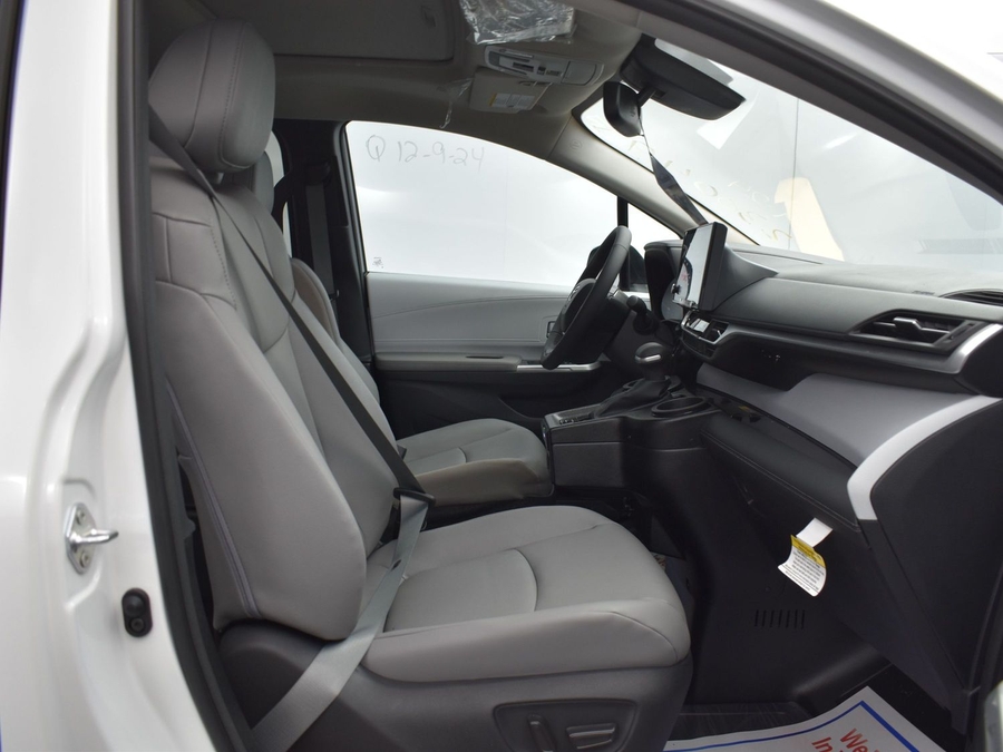 New 2025 Toyota Sienna Hybrid XLE Base - BraunAbility Side Entry Entry In Floor Automatic Ramp