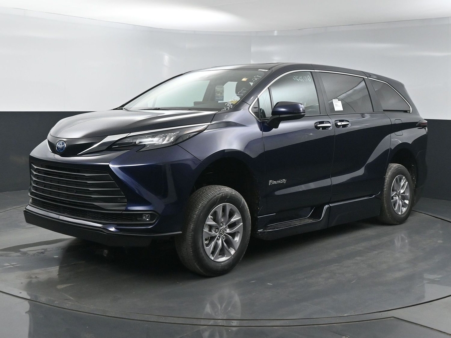 New 2025 Toyota Sienna Hybrid XLE Base - BraunAbility Side Entry Entry Fold Out Automatic Ramp