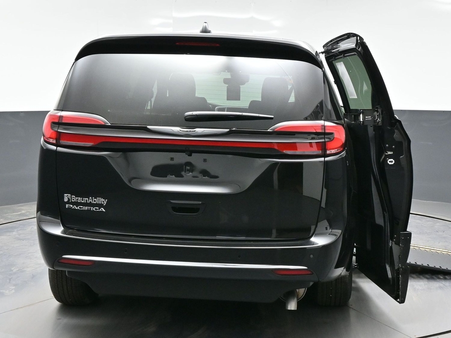 Black Chrysler Pacifica image number 5