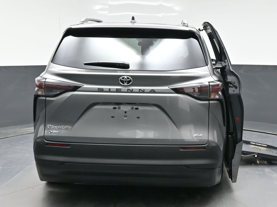 Grey Toyota Sienna image number 5