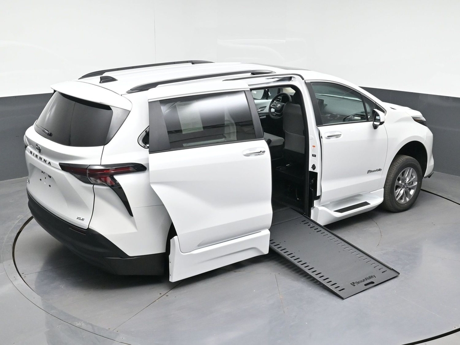 White Toyota Sienna image number 22