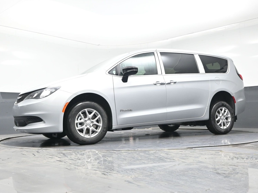 Silver Chrysler Voyager image number 18