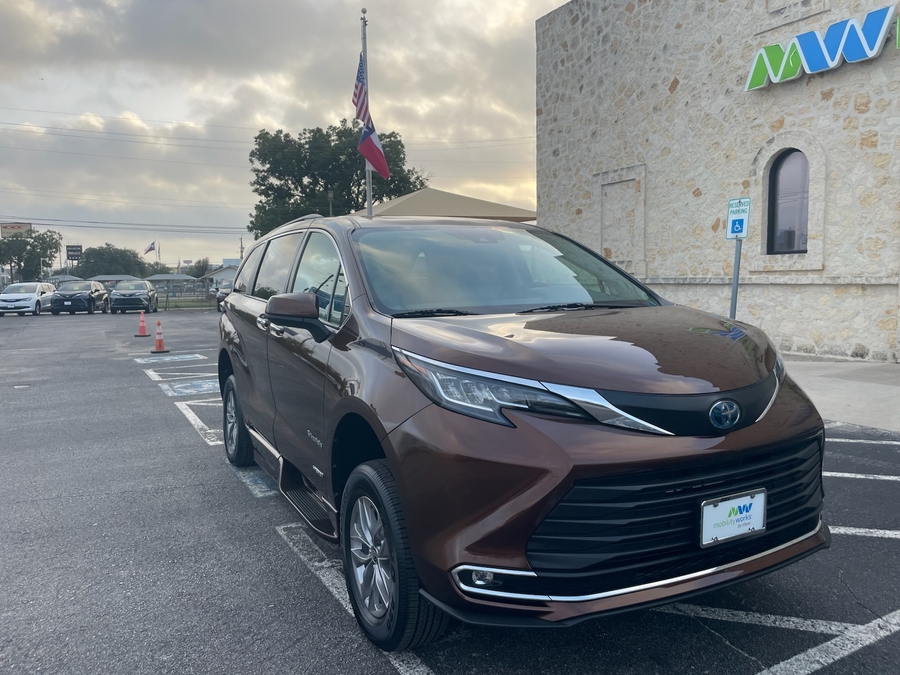  Toyota Sienna image number 5